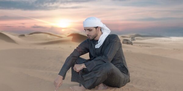 الفنان يوسف احمد يتغزل برمال وسحر الصحراء بعنوان ” رمال ليوا “